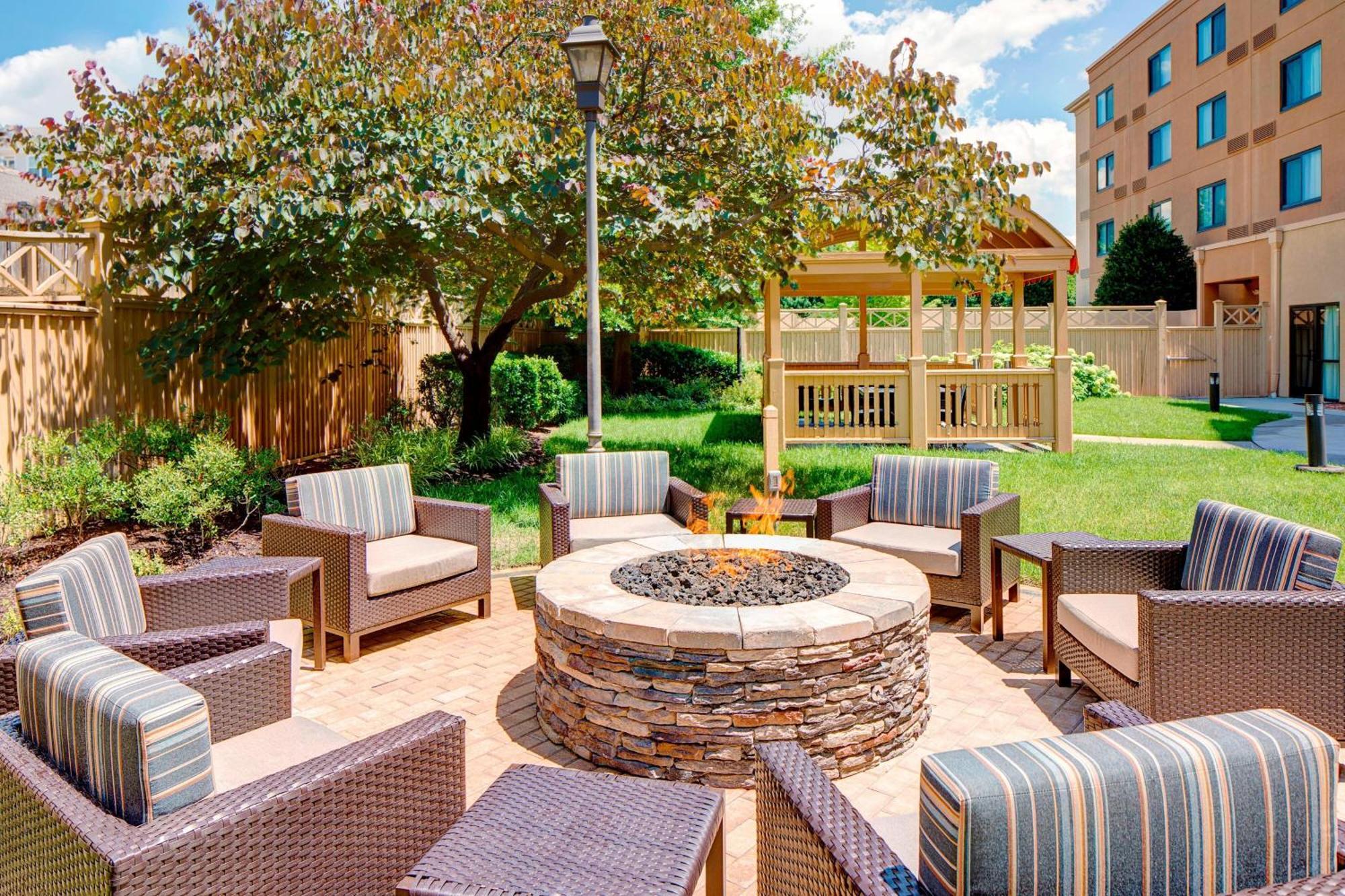 Готель Courtyard By Marriott Roanoke Airport Екстер'єр фото