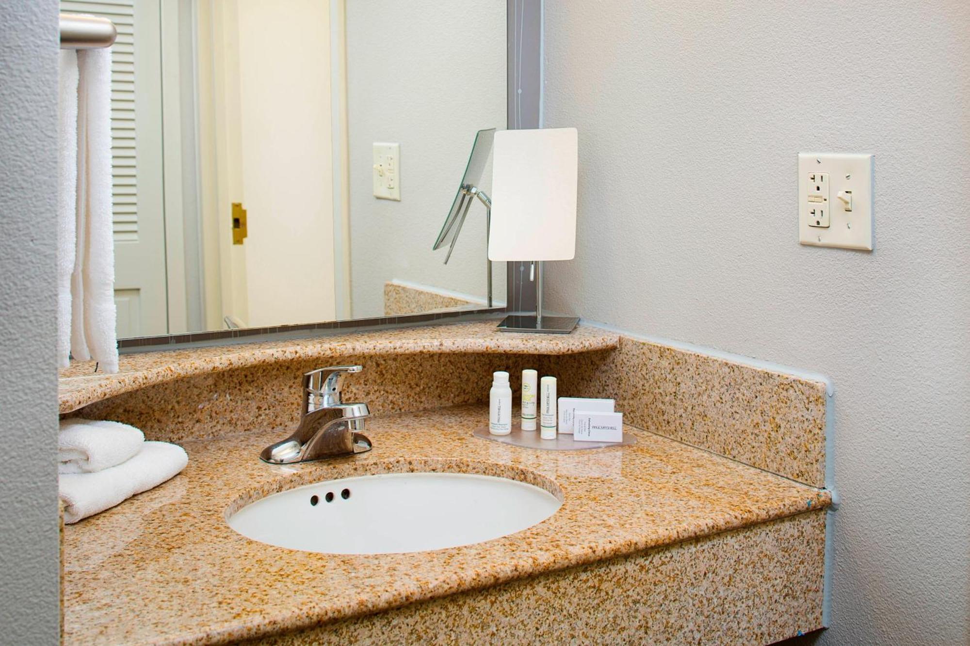 Готель Courtyard By Marriott Roanoke Airport Екстер'єр фото
