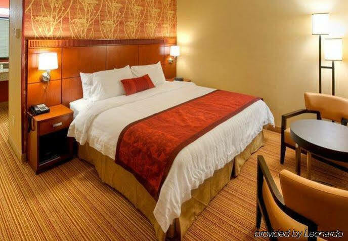 Готель Courtyard By Marriott Roanoke Airport Екстер'єр фото
